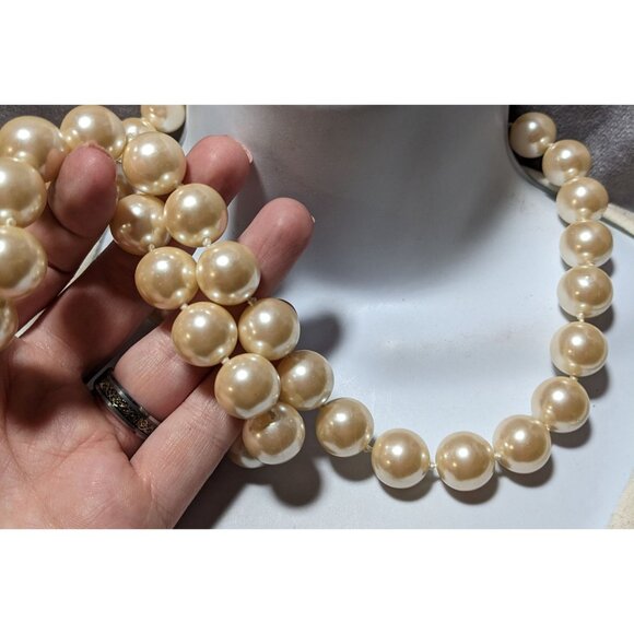 Chunky Retro Cream Faux Pearl Costume Necklace - Picture 6 of 9